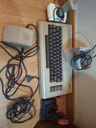 Commodore c64 made in - commodore,